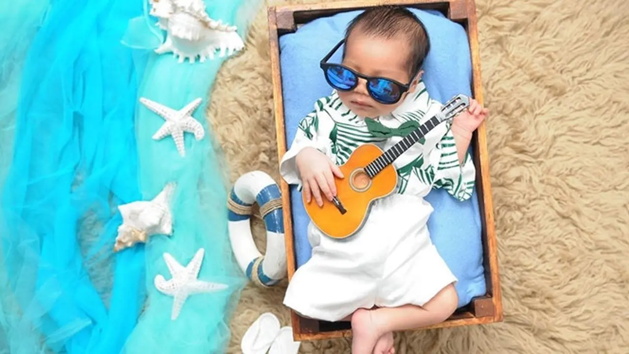 5 Gaya Pemotretan Baby Born Anak Westny DJ, Menggemaskan
