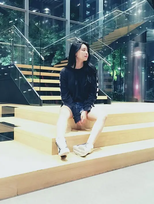 “Aku menerima berbagai masukan dan nasihat dari IU dan Seohyun. Mereka menceritakan banyak hal padaku,” ujar Hera. (Instagram/z_hera)