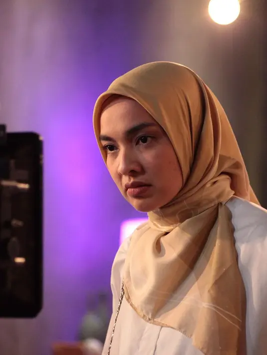 Kebanyakan gaya hijab yang digunakan Tika Bravani cenderung simple dan mudah diaplikasikan [@tikabravani]