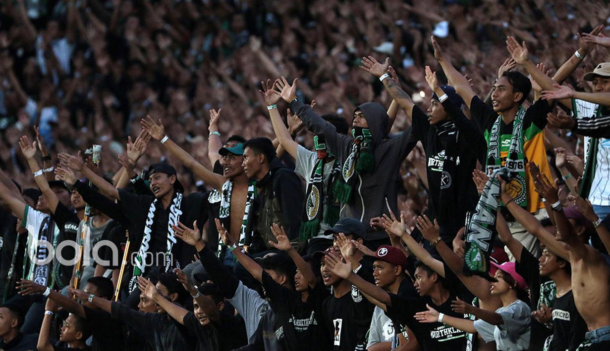 Aksi Brigata Curva Sud mendukung timnya berlaga di Stadion Maguwoharjo, Sleman. Sabtu (4/2/2017). (Photo/Nicklas Hanoatubun)