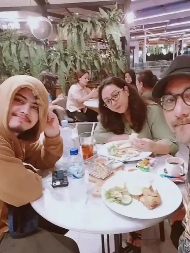 Jarang Terekspos, Ini 6 Potret Kebersamaan Aliando dan Ibunda yang Seorang Artis