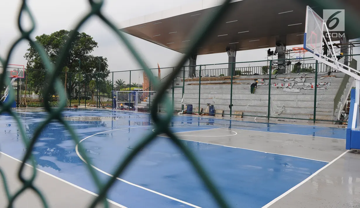 Suasana lapangan basket di Proyek pembangunan alun-alun kota Depok, Jawa Barat, Rabu (9/1). Proyek pembangunan alun-alun kota Depok Tahap pertama seluas 1,8 hektare dengan biaya Rp32 miliar. (Liputan6.com/Herman Zakharia)