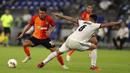 Pemain Shakhtar Donetsk Junior Moraes (kiri) mencoba melewati pemain Basel Omar Alderete pada pertandingan perempat final Liga Europa di Veltins-Arena, Gelsenkirchen, Jerman, Selasa (11/8/2020). Shakhtar Donetsk menang 4-1. (Lars Baron/Pool Photo via AP)