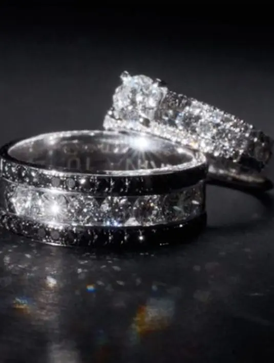 Cincin nikah pasangan ini diproduksi oleh Mondial dengan taburan berlian. [instagram/mondial]