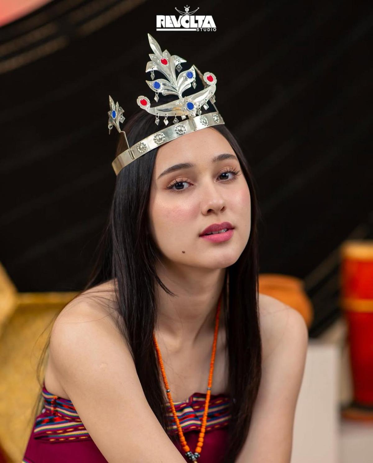 7 Potret Yasmin Napper dalam Balutan Tais Timor, Tampil Flawless dan Tuai Pujian