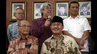 Salah satu anggota Tim Sembilan, Imam Prasodjo (batik ungu) menjelaskan kepada wartawan tentang  rekomendasi yang mereka sampaikan kepada Presiden Joko Widodo terkait kisruh KPK vs Polri, Jakarta, Rabu (28/1/2015). (Liputan6.com/Faizal Fanani)