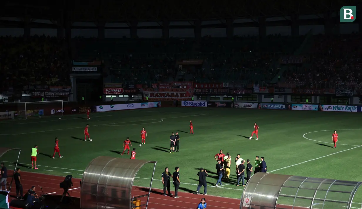 Suasana lapangan stadion Patriot Candrabhaga setelah lampu stadion padam pada menit ke-15 saat laga uji coba antara Persija Jakarta melawan Ratchaburi FC, Minggu (25/6/2023) malam WIB. (Bola.com/Abdul Aziz)
