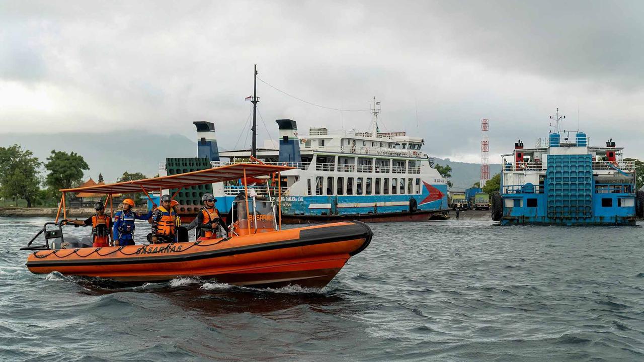 FOTO: Hari Kedua Pencarian Korban Tenggelamnya KMP Tunu Pratama Jaya, Tim SAR Hadapi Arus Deras Selat Bali