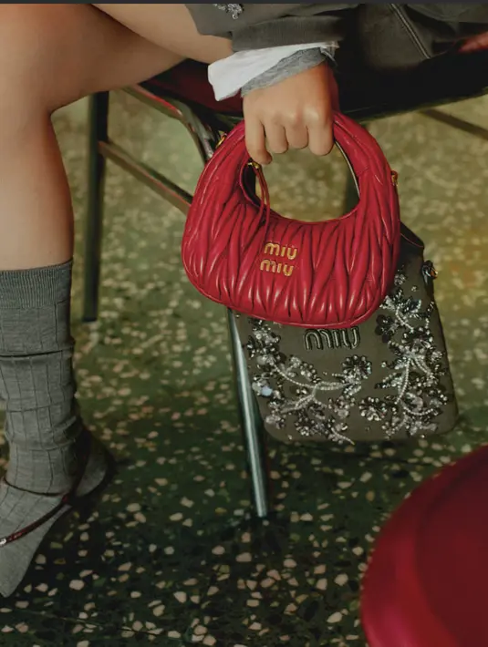Tas Penny, Wander, dan Arcadie - ditawarkan dalam iterasi eksklusif - menjadi pusat perhatian, disertai dengan topi bisbol, kacamata berwarna mawar, dan gantungan tas yang lucu, termasuk ular rajutan dan, di toko-toko tertentu, simpul Cina yang dipersonalisasi. [Foto: Miu Miu. Dok]
