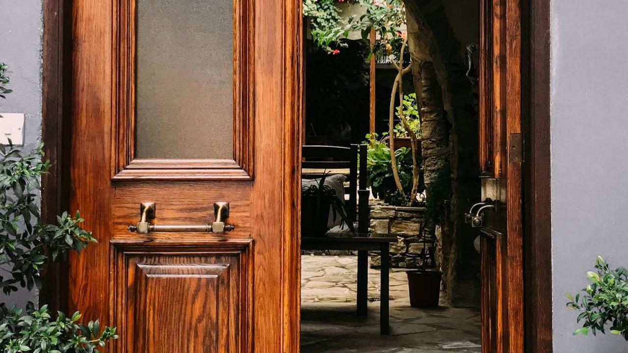 Model Pintu Rumah Minimalis 2 Pintu Terbaru untuk Hunian Modern