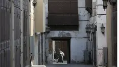 Orang-orang berjalan di Kota Tua bersejarah Jeddah, Arab Saudi (8/11/2021). Awal mula sejarah keberadaan kota Jeddah ini merupakan pintu masuk ke Makkah dan Madinah. (AP Photo/Amr Nabil)