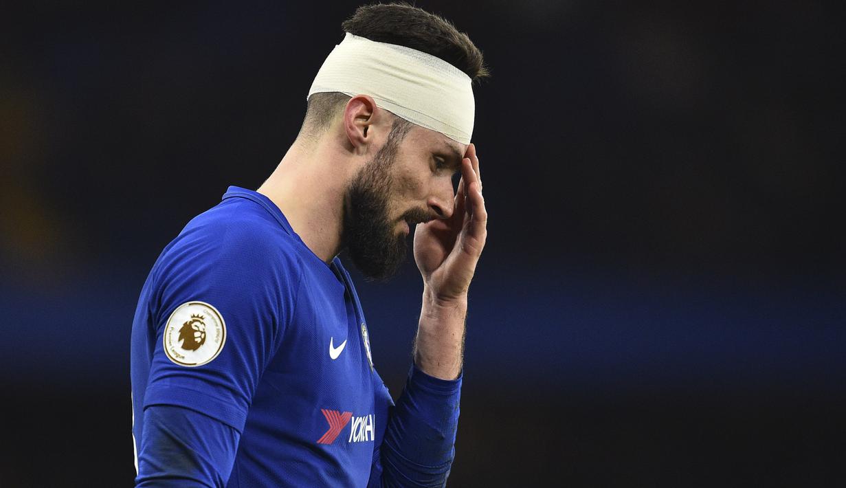 Kepala pemain Chelsea, Olivier Giroud mengalami luka setelah benturan dengan pemain West Bromwich pada lanjutan Premier League di Stamford Bridge stadium, London, (12/2/2018). Chelsea menang 3-0. (AFP/Glyn Kirk)