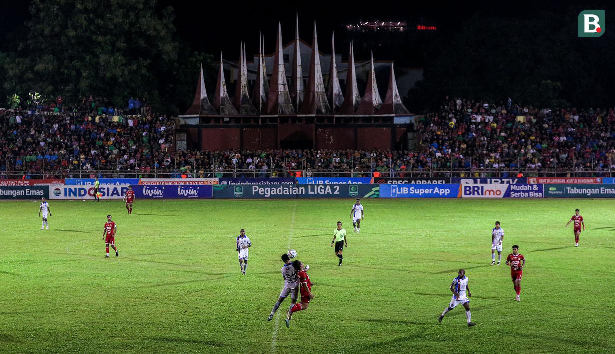 <p>Suasana laga leg kedua final Pegadaian Liga 2 2023/2024 antara Semen Padang menghadapi PSBS Biak di Stadion GOR Haji Agus Salim, Padang, Sabtu (9/3/2024). (Bola.com/Bagaskara Lazuardi)</p>