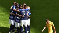 Para pemain Timnas Prancis merayakan gol yang dicetak Antoine Griezmann ketika melawan Australia pada partai pertama Grup C Piala Dunia di Stadion Kazan' Arena, Sabtu (16/6/2018).