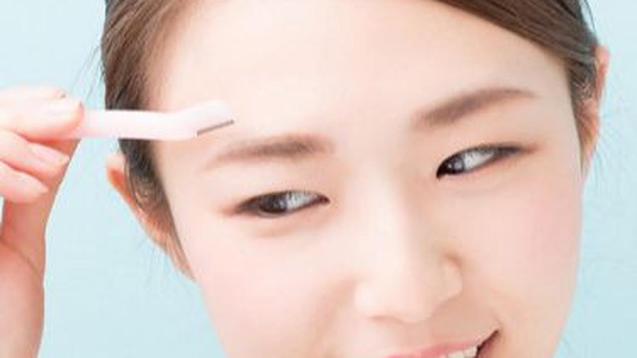1. Pilih Concealer Bentuk Pensil untuk Menyamarkan Bekas Jerawat dengan Ukuran Kecil<br>