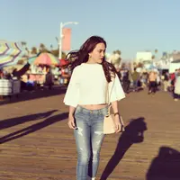 Padu-padan jeans robek ini kekinian banget. (Sumber foto: shandyaulia/instagram)