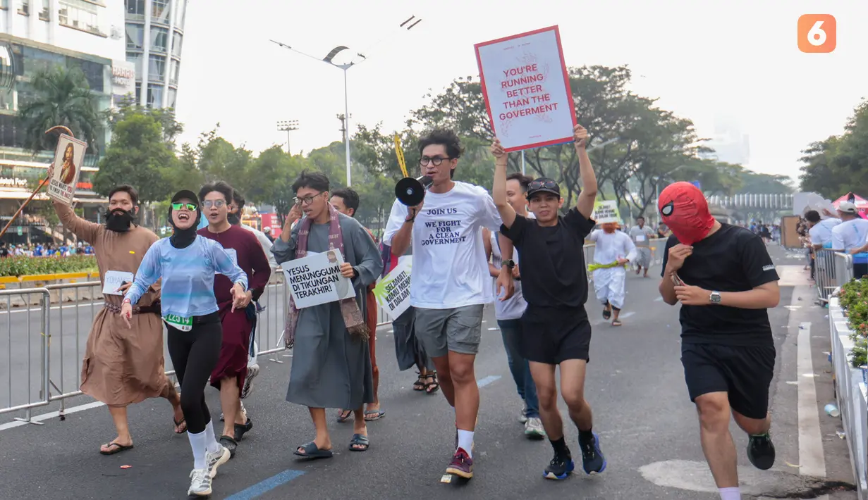 Kemeriahan Jakarta Running Festival (JRF) 2026 tak hanya terlihat dari semangat para pelari mencapai garis finis. Beragam kostum unik dan lucu, mulai dari Spider-Man hingga busana tradisional, turut mencuri perhatian di sepanjang lintasan, Jalan Jenderal Sudirman, Jakarta, Sabtu (24/10/2026). (KLY/Budy Santoso)