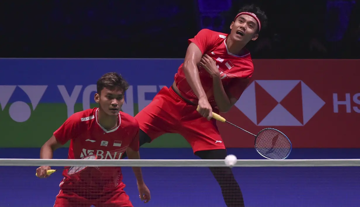 Fikri/Bagas harus meladeni perlawanan sengit dari The Minions di set pertama. Pasangan yang menjadi debutan di All England 2022 tersebut akhirnya mampu menutup set pertama dengan skor 22-20. (AP/Rui Viera)