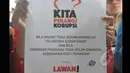 Pegawai KPK membawa kertas bertuliskan "Kita Perangi Korupsi” saat unjuk rasa di halaman gedung KPK, Jakarta, Selasa (3/3/2015). Aksi itu menolak putusan yang melimpahkan kasus Komjen Pol Budi Gunawan ke Kejaksaan Agung. (Liputan6.com/Herman Zakharia)