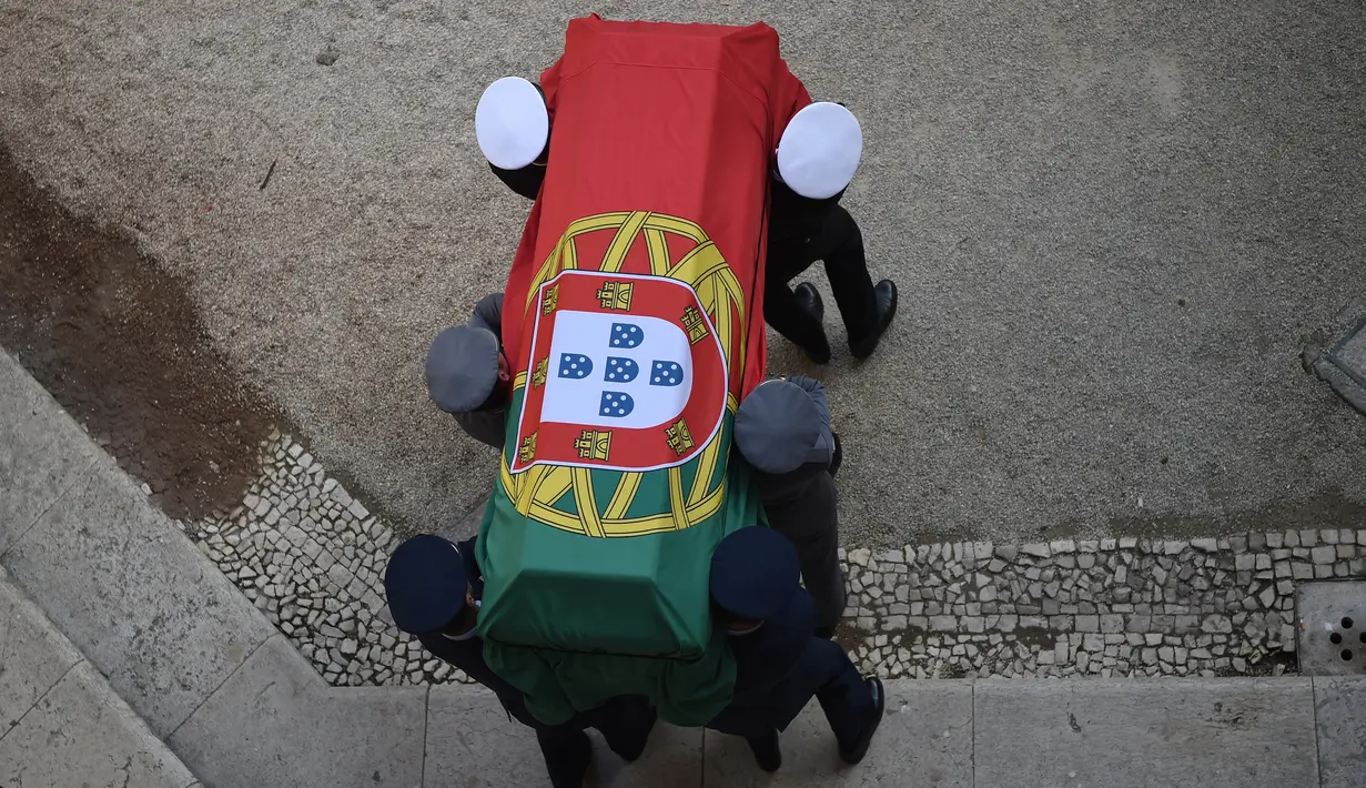 Petugas membawa peti mati jenazah mantan Presiden Portugal, Mario Soares sebelum upacara pemakaman di Lisbon, Portugal (10/1). (AFP/Patricia De Melo Moreira)