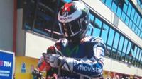 Gestur Jorge Lorenzo yang diduga menyindir rekannya di Yamaha, Valentino Rossi, saat melakukan selebrasi usai memenangi MotoGP Italia di Sirkuit Mugello, 22 Mei 2016. (superdeporte.es)