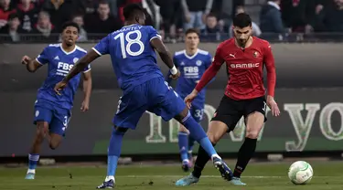 Penyerang Rennes Martin Terrier berebut bola dengan bek Leicester City Daniel Amartey pada leg kedua babak 16 besar Europa Conference League di Roazhon Park , Jumat (18/3/2022) dini hari WIB. Meski kalah dengan skor tipis 1-2, Leicester City tetap lolos ke perempat final. (AP Photo/Jeremias Gonzalez