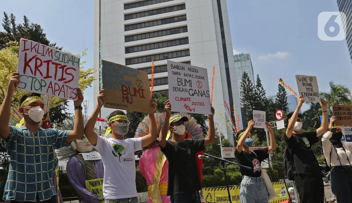 Beragam poster dalam aksi di Dukuh Atas, Jakarta, Minggu (26/9/2021). Aksi bertemakan "Tolak Bala, Stop Bencana" ini untuk menyerukan kepada pemerintahan Presiden Joko Widodo dan parlemen Indonesia agar segera menghentikan ketidakbijakan dalam menghadapi krisis iklim (Liputan6.com/Herman Zakharia)