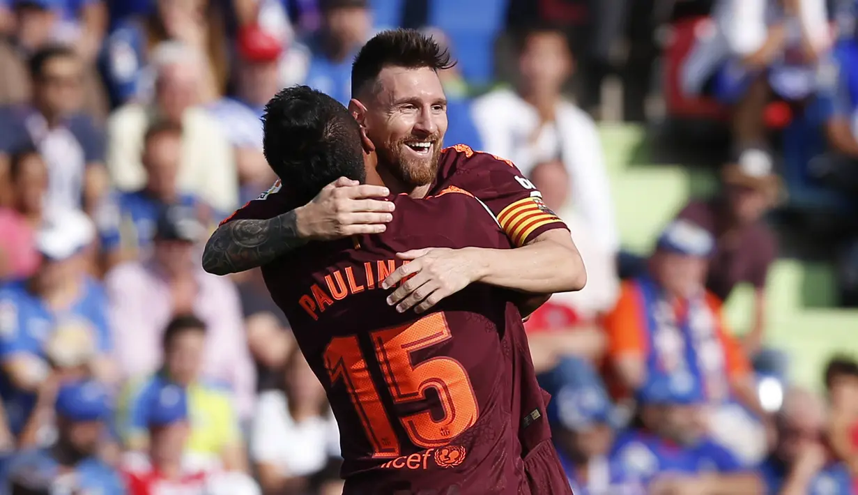 Gelandang Barcelona, Paulinho, melakukan selebrasi bersama Lionel Messi, usai mencetak gol ke gawang Getafe pada laga La Liga di Stadion Alfonso Perez, Sabtu (16/9/2017). Barcelona menang 2-1 atas Getafe. (AP/Francisco Seco)
