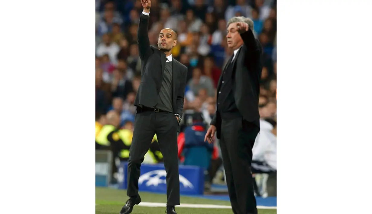 Pelatih Bayern Munich, Josep Guardiola (kiri) dan Carlo Ancelotti (Real Madrid) terlihat saling memberikan instruksi kepada para pemainnya di Stadion Santiago Bernabeu, Madrid, Spanyol (24/4/2014). (REUTERS/Sergio Perez)