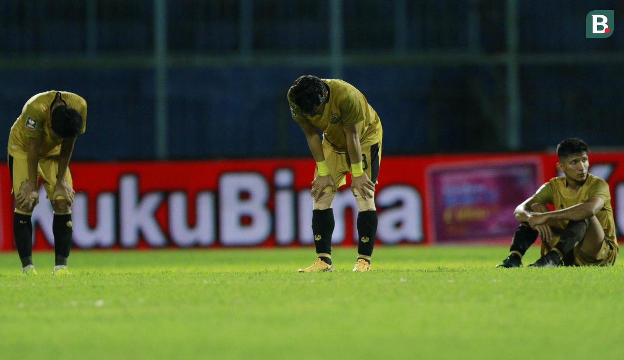 Para pemain Bhayangkara Solo FC tertunduk lesu setelah ditaklukkan Persija Jakarta 1-2 dalam laga matchday ke-3 Grup B Piala Menpora 2021 di Stadion Kanjuruhan, Malang, Rabu (31/3/2021). (Bola.com/M Iqbal Ichsan)