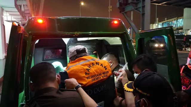 Buronan Kejaksaan Agung bernama Hendra Subrata alias Endang Rifai saat tiba di Indonesia. (dok Ditjen Imigrasi Kemenkumham)
