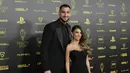 Kiper PSG, Gianluigi Donnarumma, kiri, dan istrinya Alessia Elefante tiba untuk upacara Ballon d'Or 2021 di Theater du Chatelet, di Paris, Senin (29/11/2021). (AP Photo /Christophe Ena)