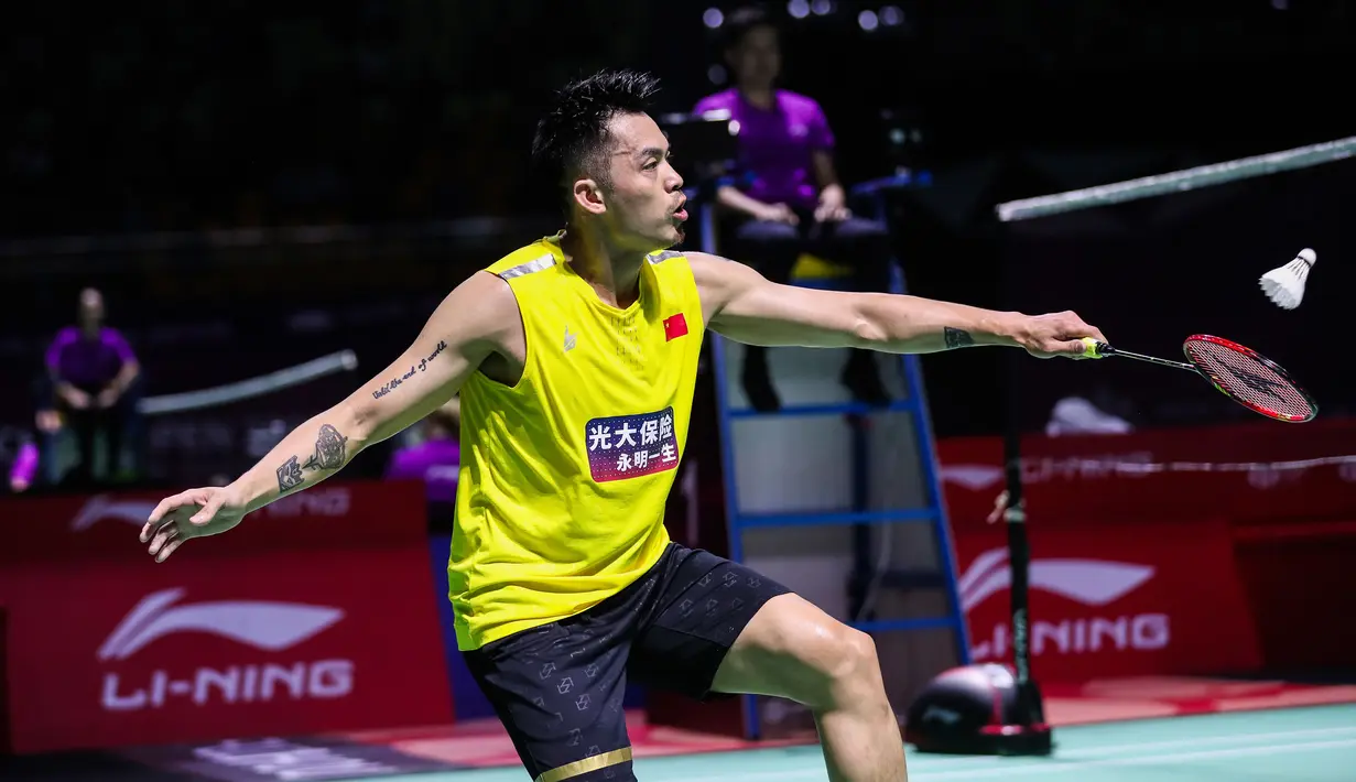 Lin Dan mengembalikan kok saat bertanding melawan Chen Long dalam turnamen bulu tangkis Fuzhou China Open di Fuzhou, Provinsi Fujian, China, 6 November 2019. Tim bulu tangkis nasional China menyetujui keputusan Lin Dan untuk pensiun. (STR/OSPORTS/AFP)