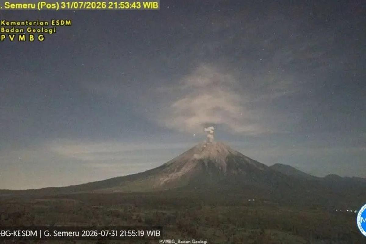 Gunung Semeru Erupsi, Kolom Abu Capai 800 Meter