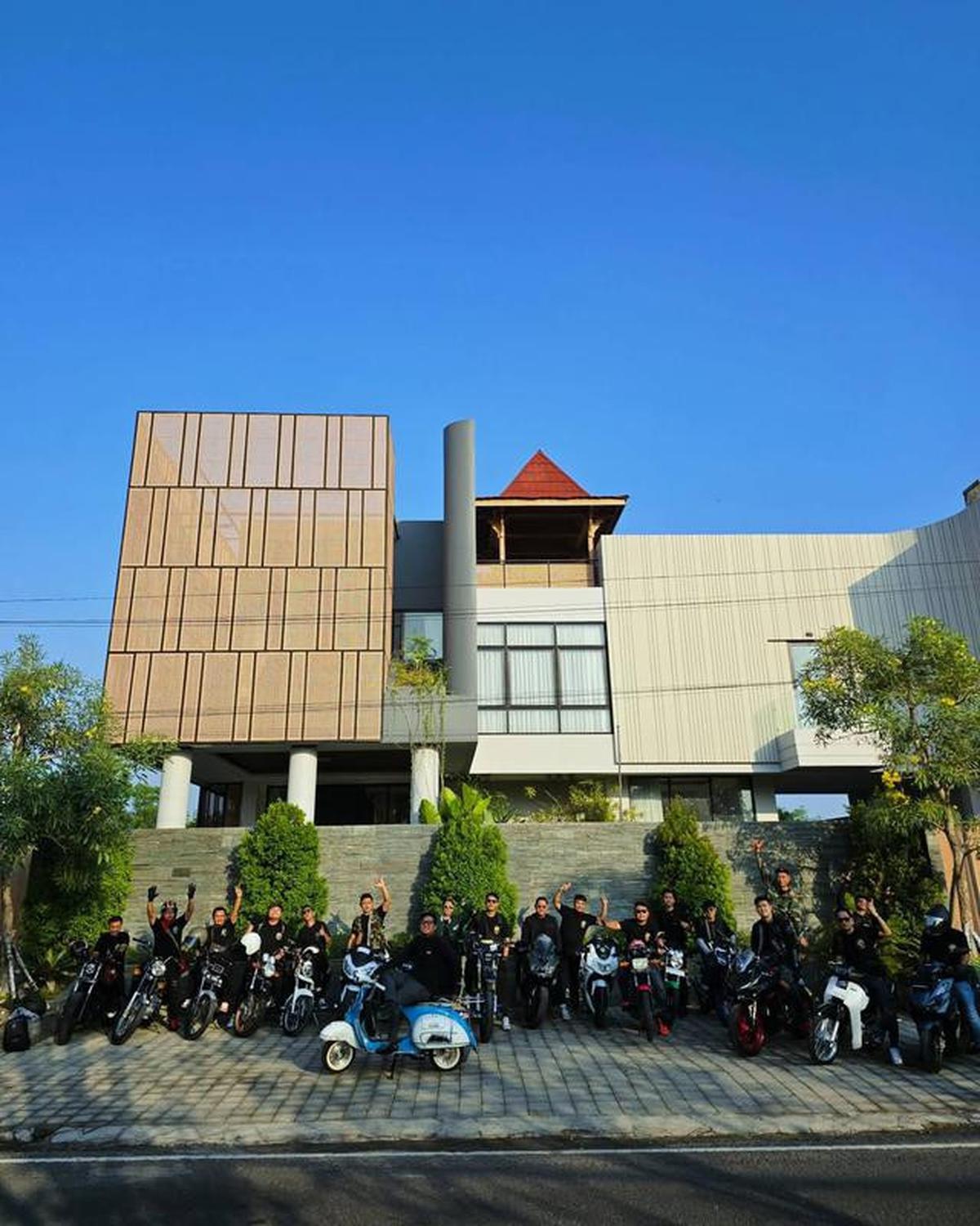 7 Potret Tampilan Depan Rumah Denny Caknan di Ngawi, Kombinasi Batu Alam dan Tanaman