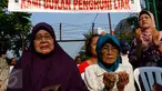 Sejumlah ibu melakukan aksi damai menolak pengosongan rumah mereka di Perumahan Perwira Mabad, Rawabelong, Jakarta, Senin (7/9/2015). Kodam Jaya berencana melakukan pengosongan puluhan rumah purnawirawan anggota TNI AD. (Liputan6.com/Yoppy Renato)