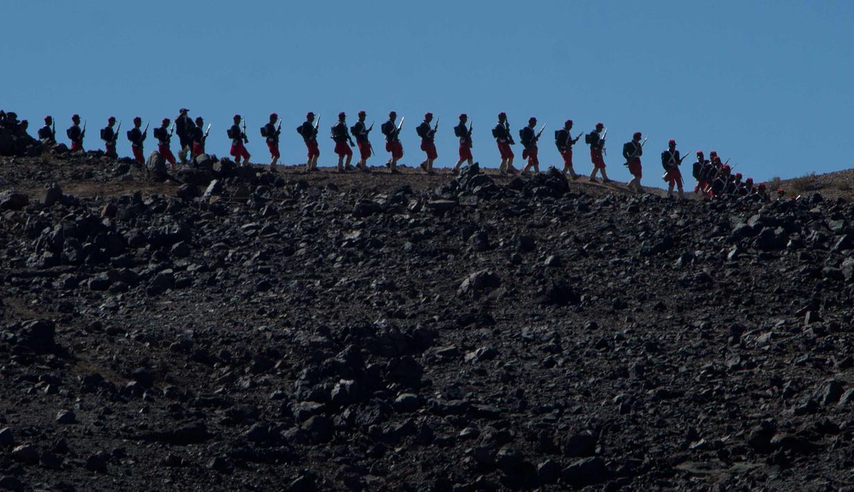 Prajurit Bolivia mengenakan kostum tentara Chili memerankan kembali pertempuran "Canchas Blancas," yang terjadi selama Perang Pasifik pada tahun 1879 di Canchas Blancas, Bolivia (28/3). (AP Photo/Juan Karita)