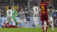 Sempat tertinggal 1-3, Juventus berhasil comeback dan memukul balik tuan rumah AS Roma 4-3 dalam lanjutan Liga Italia, Minggu (9/1/2022). Laga bisa saja berakhir imbang andai eksekusi penalti kapten AS Roma Lorenzo Pellegrini tidak dipatahkan Wojciech Szczesny. (AP/Alessandra Tarantino)