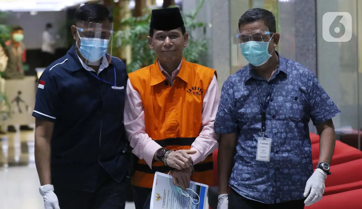 Mantan Anggota Badan Pemeriksa Keuangan (BPK), Rizal Djalil (tengah) sesaat sebelum memberi keterangan usai rilis penahanan di Gedung KPK, Jakarta, Kamis (3/12/2020). Rizal merupakan tersangka penerima suap proyek Sistem Penyediaan Air Minum di Kementerian PUPR. (Liputan6.com/Helmi Fithriansyah)