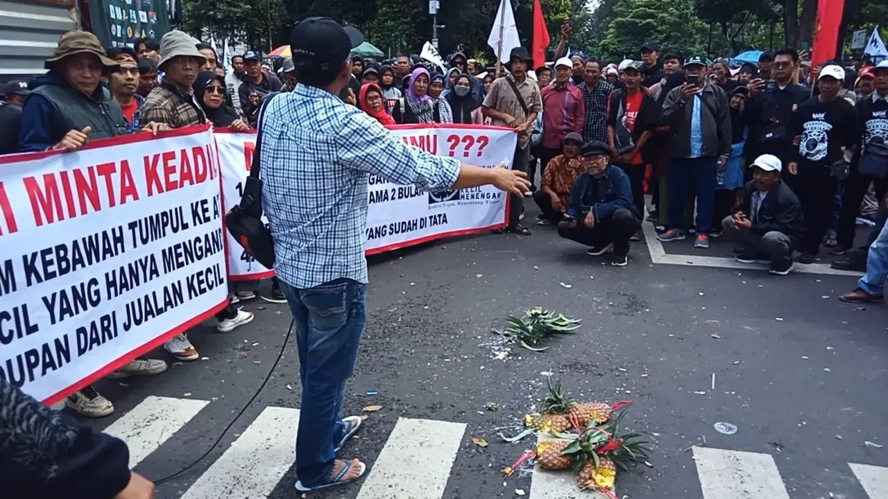 aksi penjual nanas, subang, bandung, dedi mulyadi