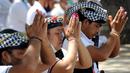 Umat Hindu berdoa saat upacara Melasti menjelang Hari Raya Nyepi Tahun Baru Saka 1943 di Pantai Kuta, Bali (11/3/2021). Ritual Melasti untuk menyucikan alam agar Hari Raya Nyepi dapat berjalan  hening serta damai. (AFP/Sonny Tumbelaka)