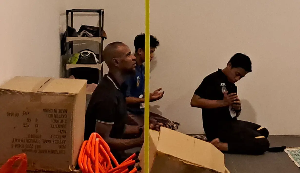 Legenda sepak bola Prancis, Eric Abidal berdoa setelah melakukan salat Maghrib berjamaah sebelum kegiatan BRImo Future Garuda di Lapangan BRILiaN Stadium, Jalan Fatmawati Raya, Jakarta, Selasa (30/05/2023). (Bola.com/Muhammad Adiyaksa)