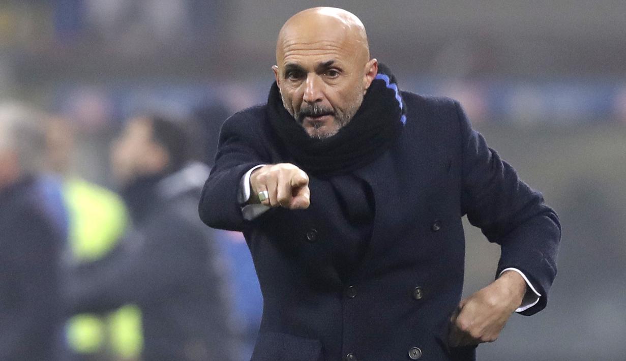 Pelatih Inter Milan, Luciano Spalletti, memberikan arahan kepada anak asuhnya saat melawan Napoli pada laga Serie A di Stadion San Siro, Rabu (26/12). Inter Milan menang 1-0 atas Napoli. (AP/Luca Bruno)