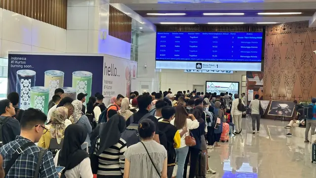 Seluruh tiket kereta cepat Whoosh untuk keberangkatan Sabtu, 25 Januari 2025, dari Stasiun Halim sudah habis terjual. (Kredit foto: Tim Humas KCIC)