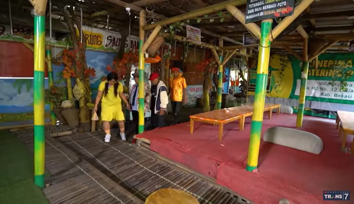 Masuk ke dalam, terdapat beberapa bangunan yang digunakan sebagai usaha. Seperti tempat makan hingga tempat mancing. Namun sayang, saat Dede dan Boyen menyambangi, warung makannya sedang tutup. v[Youtube/TRANS7 OFFICIAL]