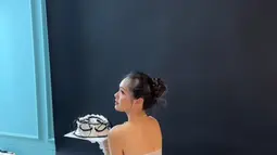 Momen puncak terjadi saat Jennifer meniup lilin di atas kuenya dengan mata berbinar. Teman-teman yang hadir memberikan tepuk tangan meriah, menambah kehangatan suasana. Keceriaan semakin terasa saat mereka mengabadikan kebersamaan lewat foto dan video. (Liputan6.com/IG/@jennifereve99)
