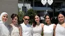 Rebecca hadir dengan gaun halter berpotongan maxi yang dipercantik dengan aksen bunga 3D. Sentuhan detail ini memberi efek dramatis namun tetap romantis.