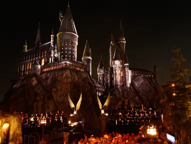 Pengunjung menunggu untuk memasuki Hogwarts Castle selama pembukaan dari " The Wizarding World of Harry Potter " Universal Studios Hollywood di Universal City, California, (5/4). Bangunan ini terinspirasi dari film Harry Potter. (REUTERS / Mario Anzuoni)