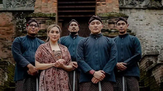 6 Potret Demian Aditya dan Sara Wijayanto di Jogja, Kunjungi Keraton Kotagede