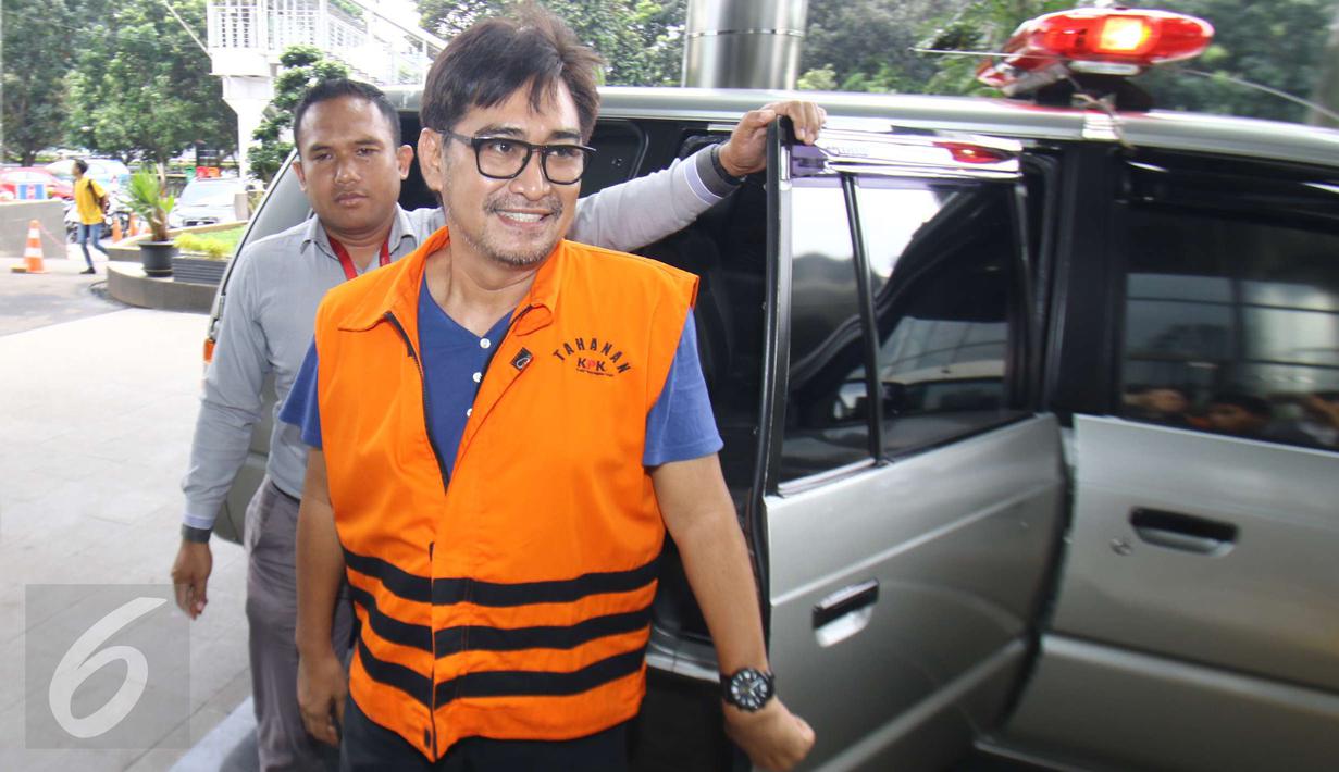 Senyum Andi Zulkarnaen Mallarangeng alias Choel Mallarangeng setibanya di Gedung KPK, Jakarta, Selasa (14/2). Tersangka kasus dugaan korupsi proyek Hambalang itu menjalani pemeriksaan perdana setelah resmi menjadi tahanan KPK. (Liputan6.com/Helmi Afandi)